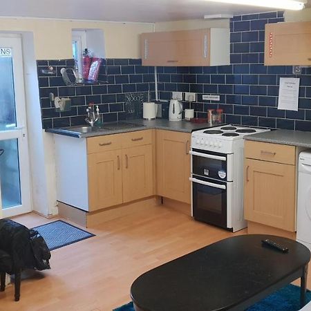 Private Basement Studio Flat With Modern Features Apartamento Huddersfield Exterior foto