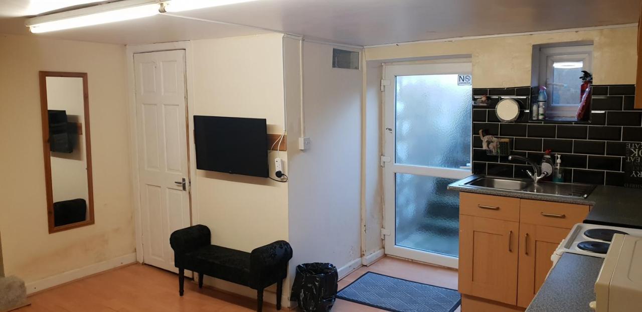 Private Basement Studio Flat With Modern Features Apartamento Huddersfield Exterior foto