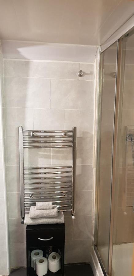 Private Basement Studio Flat With Modern Features Apartamento Huddersfield Exterior foto