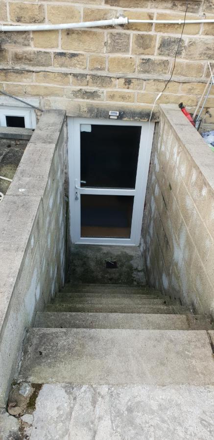 Private Basement Studio Flat With Modern Features Apartamento Huddersfield Exterior foto